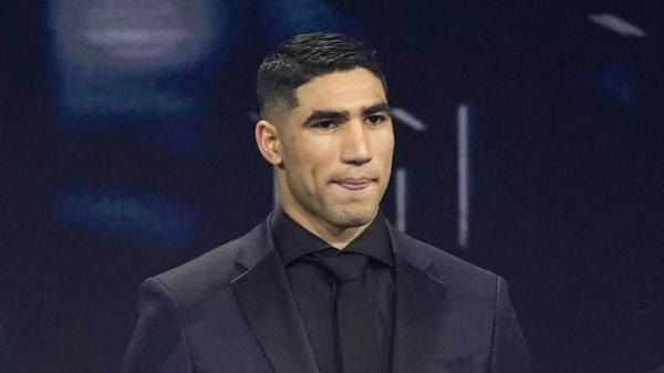 بعد انفصاله عن "هبة عبوك".. "حكيمي" يثير الجدل بظهوره مع شابة سمراء فاتنة (صور)