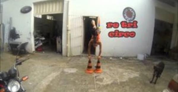 بالفيديو.. فتاة تظهر مهاراتها في توجيه السهام على شاشة «آيفون» بقدميها