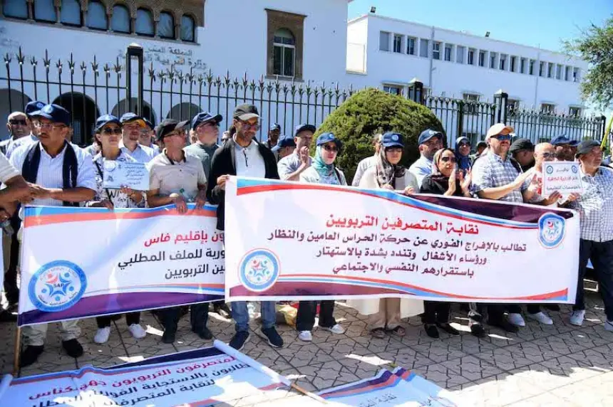 وقفة احتجاجية بعد إعفاء مدير مجموعة مدارس بمديرية الحاجب