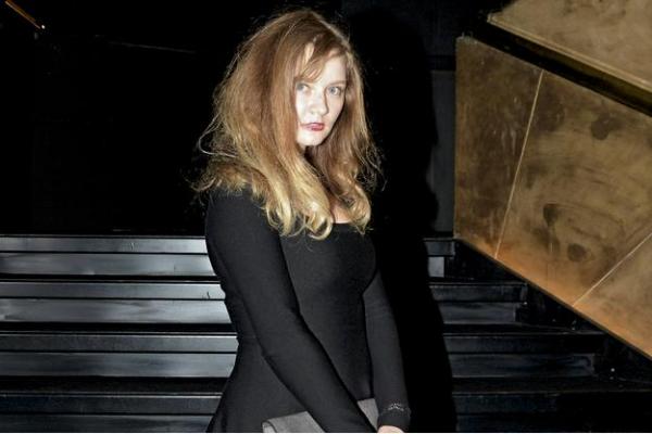 محاكمة "شقراء ألمانية" في أمريكا نصبت على ضحاياها في مبالغ كبيرة مقابل رحلة ترف الى المغرب