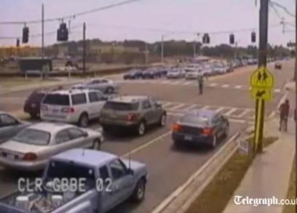 بالفيديو: تطيح به سيارة في الهواء فيسقط واقفاً على قدميه