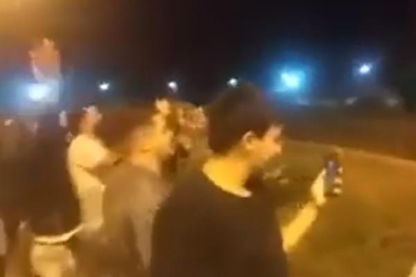 مغاربة كيحتافلو مع الجزايريين على الحدود الشرقية بعد التأهل لربع النهاية بكأس إفريقيا