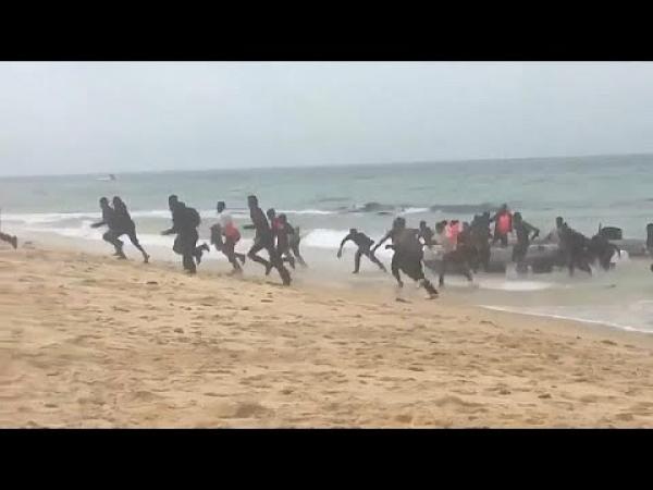 شاهد لحظة وصول مهاجرين أفارقة إلى شاطئ سياحي في إسبانيا وسط دهشة المصطافين…