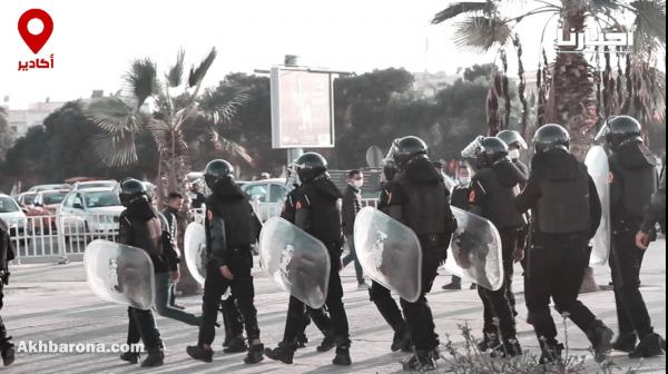 تدخلات أمنية ضد رافضي جواز التلقيح في ساحة الود بأكادير