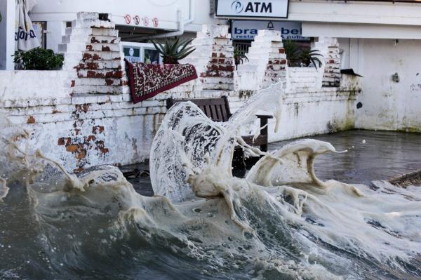 أمواج غير عادية تغمر الشوارع والمنازل في كيب تاون(فيديو)