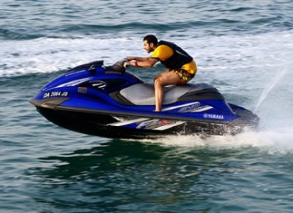 جزائريون يسرقون دراجتي "جيتسكي" بالسعيدية ويفرون إلى المياه الجزائرية