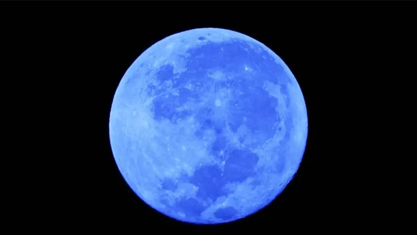 ظاهرة فلكية نادرة حيرت العالم..كيف ظهر القمر باللون الأزرق والشمس باللون الأخضر؟