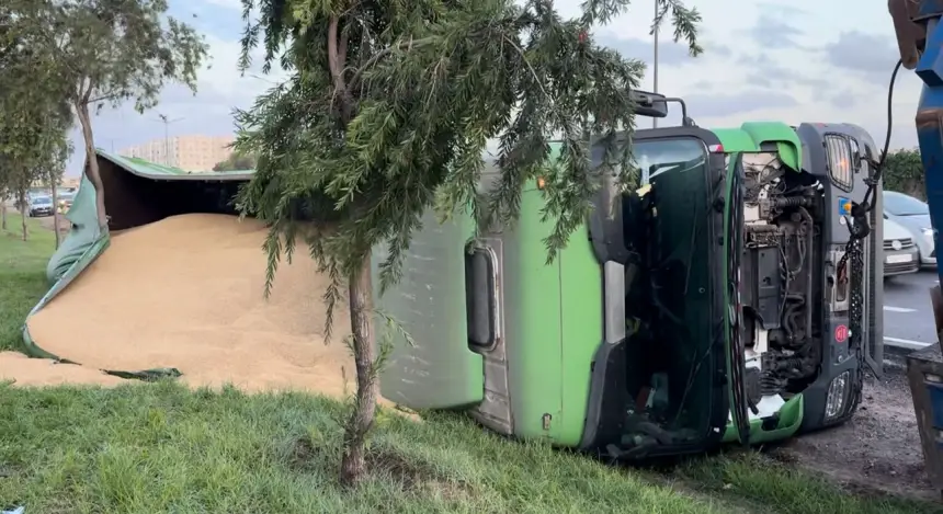 انقلاب “رموك” محمّل بالقمح يعطّل حركة السير بالطريق السيار الحضري بعين السبع