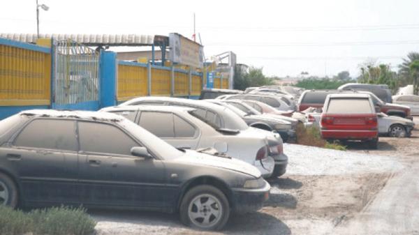 السلطات الأمنية تشن حملة واسعة للتخلص من السيارات المركونة على قارعة الطرقات