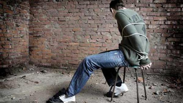 فيما يشبه الأفلام السينمائية...اقتحام شقة مواطن بطنجة في واضحة النهار وتقييده وتصويره عاريا قبل سرقة ما يملك (فيديو)