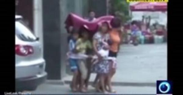 بالفيديو .. تاجرا مخدرات يستخدمان درعا بشرية للفرار من الشرطة