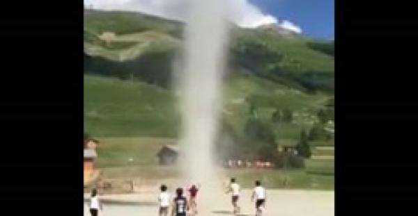 بالفيديو.. مشهد مذهل لصبية يلعبون مع إعصار يمتد من الأرض للسماء