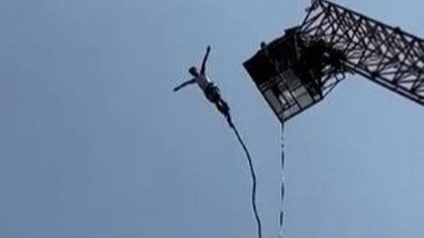 ينجو بأعجوبة : مغامرة قفز بالحبل كادت أن تنهي حياة رجل (فيديو)