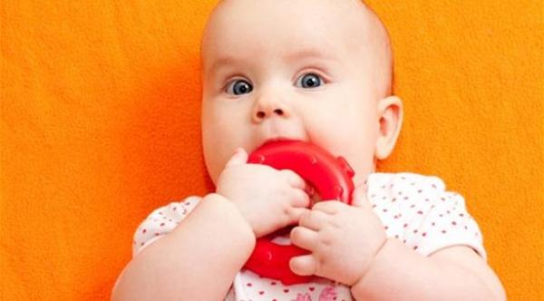 كيف تخفف آلام التسنين لدى الطفل؟