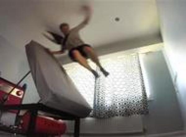 بالفيديو: بريطاني يبتكر سريراً يقذف صاحبه عند الاستيقاظ