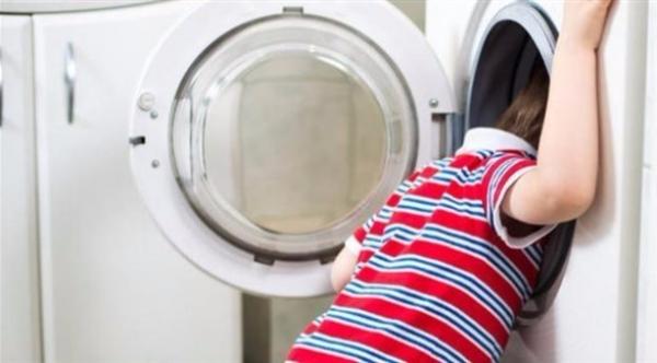 تركت المنزل لدقائق.. فغرق طفلاها في غسالة الملابس