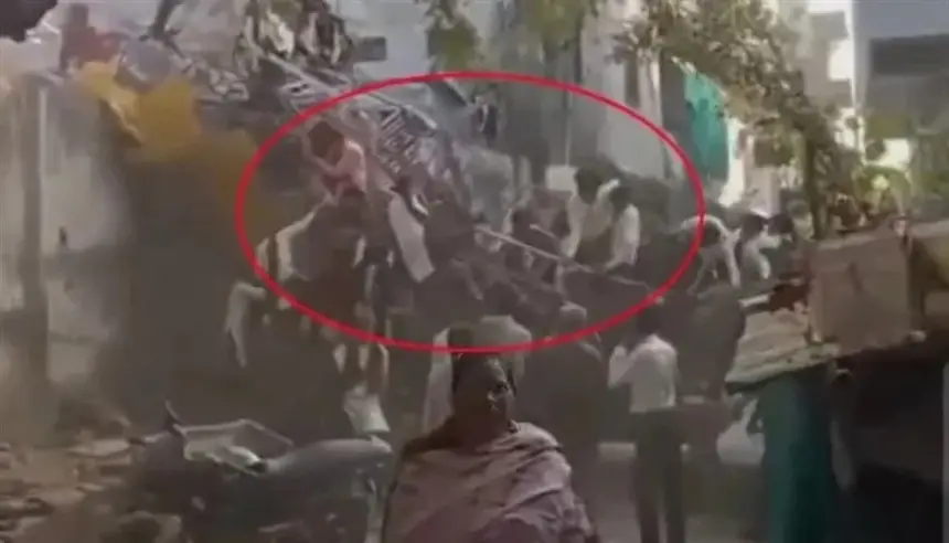 فيديو مروّع.. انهيار لعبة دوّارة خلال مهرجان هندي يتسبب في إصابة 14 طفلاً