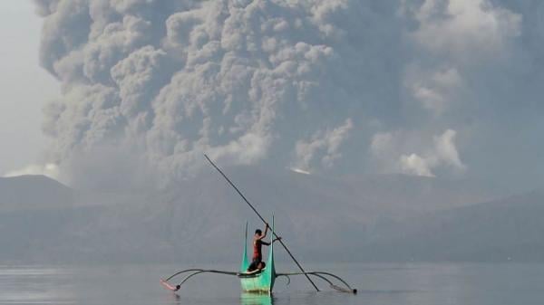 فيديو يحبس الأنفاس لثوران بركان تال بالفلبين