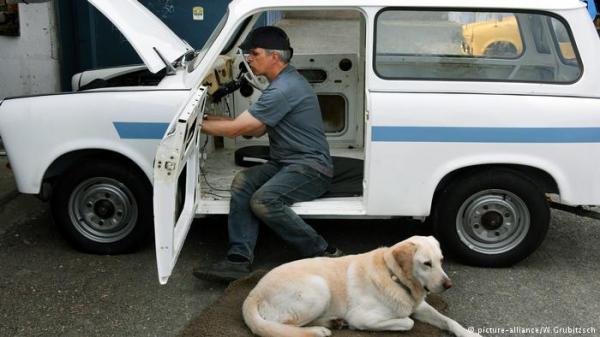 كفيف ألماني يعيد الحياة لسيارات القديمة