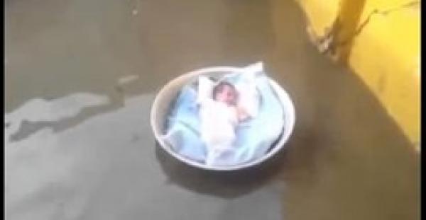 بالفيديو..اناء ينقذ رضيعا من الغرق بعد اجتياح السيول منزل أسرته