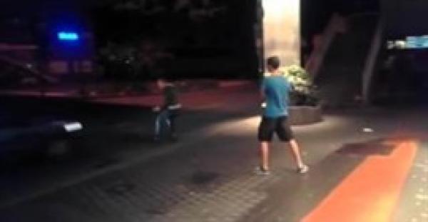 بالفيديو..شاهدوا ماذا حصل لهذا الشاب المخمور