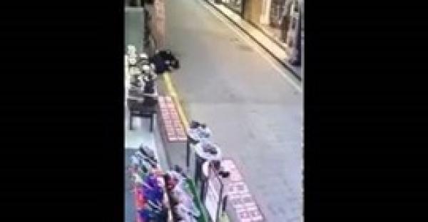 بالفيديو.. سيارة تطيح بشاب وصديقته في ممشى تجاري