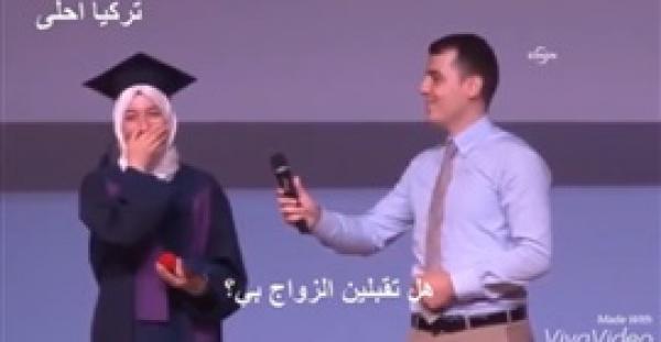 بالفيديو.. تركي يطلب يد حبيبته للزواج بطريقة رومانسية