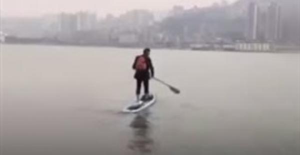 موظف يذهب إلى عمله بلوح تجديف لتوفير الوقت (فيديو)