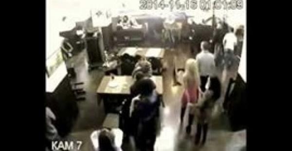 بالفيديو.. شاهد رد فعل شاب اقتحم 35 مسلحا مطعما يجلس فيه