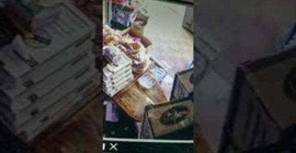 عجوز يسرق دكانا في وضح النهار (فيديو)