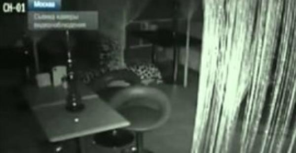 بالفيديو.. لقطات صادمة لـ«عفريت» يرمي شيشة على الأرض