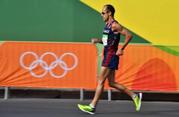 بالفيديو ..هكذا اضطر عداء فرنسي إلى قضاء حاجته خلال الماراثون