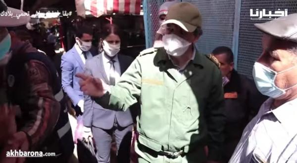 القايد "علال" يجمع بين الصرامة والانسانية في تدخلاته المثيرة بأحد الأسواق الشعبية بسطات