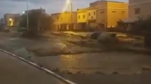 بالفيديو : انقطاع الطريق بين العيون و السمارة بسبب فيضان واد "زوكني" 