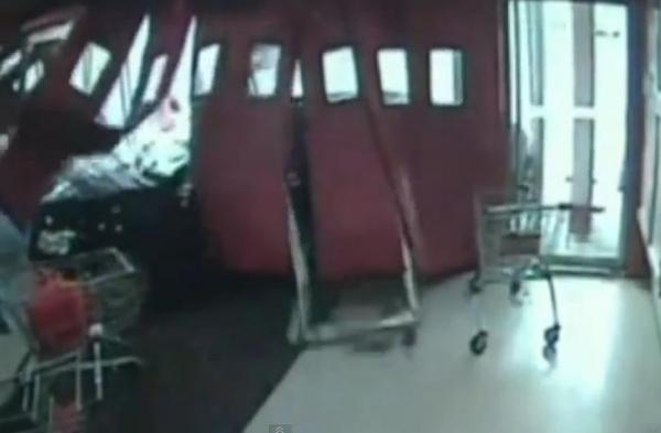 بالفيديو.. سيارة تحطم واجهة سوبر ماركت فى الصين