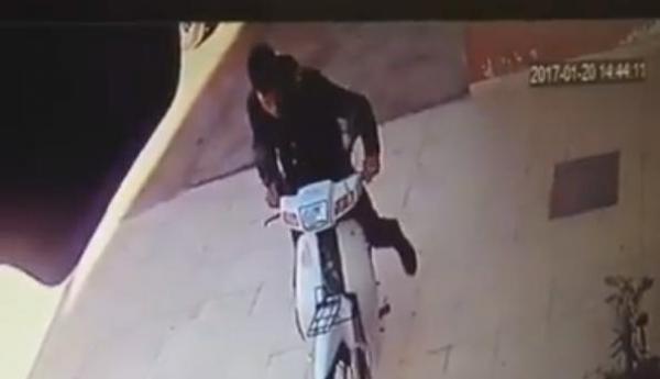 كاميرة خفية ترصد لصا أثناء سرقته دراجة نارية بآسفي