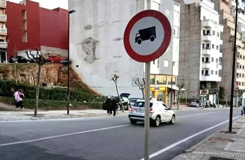 فضيحة بعد فاجعة الفنيدق.. إعادة وضع علامة المرور بعد الحادث تفجّر غضباً واسعاً