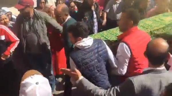 شاهد لحظة وصول جثمان ضابط شرطة كان ضمن ضحايا فاجعة بوقنادل