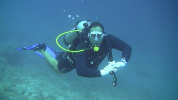 يبحث عن زوجته المفقودة بسبب تسونامي منذ 10 سنوات(فيديو)