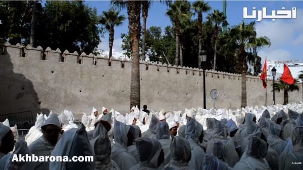 أسطول حافلات وجلابيب بيض ...أجواء تنقلها لكم "أخبارنا" من كواليس حفل الولاء بتطوان