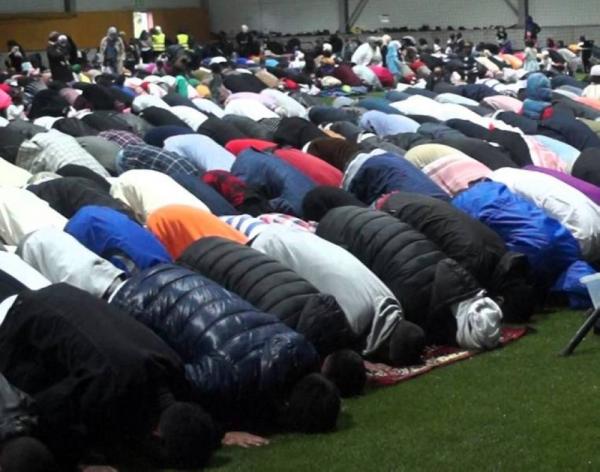 كيف يؤدي مسلمو إسكندنافيا 4 صلوات في ساعتين؟