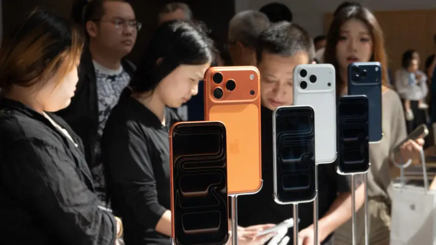 آيفون 17 يتصدر قائمة الهواتف الذكية الأكثر مبيعًا فى العالم