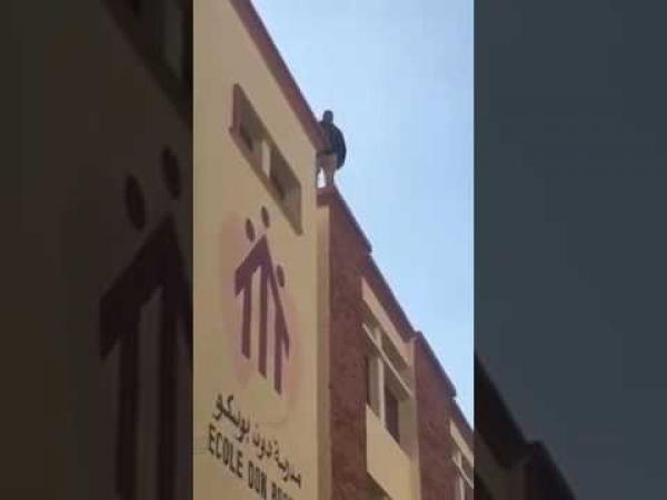 بالفيديو : أستاذ يهدد بالإنتحار من سطح مدرسة دون بوسكو