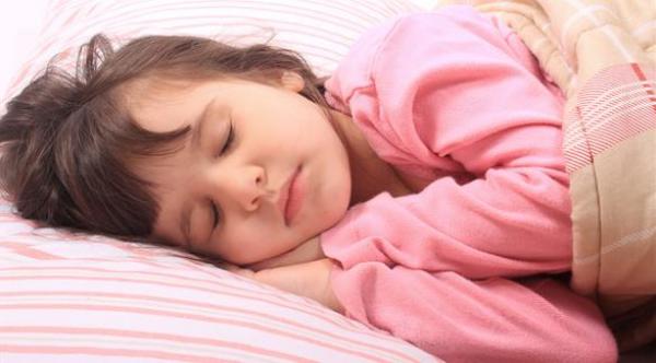 حرمان الطفل من النوم سبب رئيسي للبدانة