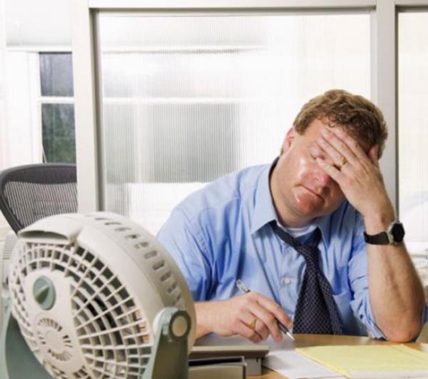 دراسة : الرجل يحرقون سعرات حرارية أكثر من النساء أثناء جلوسهم على الأريكة