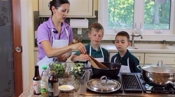 دراسة: إرهاق الآباء يحرم الأطفال من الأكل الصحي