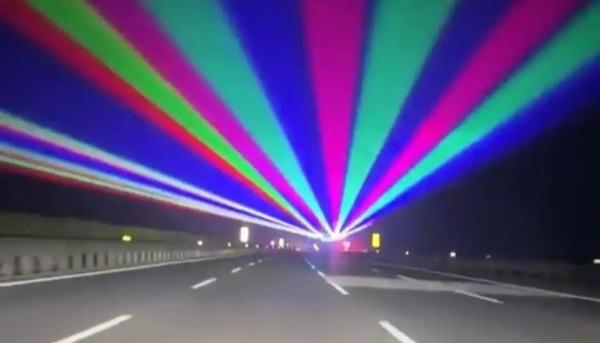 الصين تركب أجهزة ليزر على الطرق السريعة لمنع السائقين من النوم أثناء القيادة