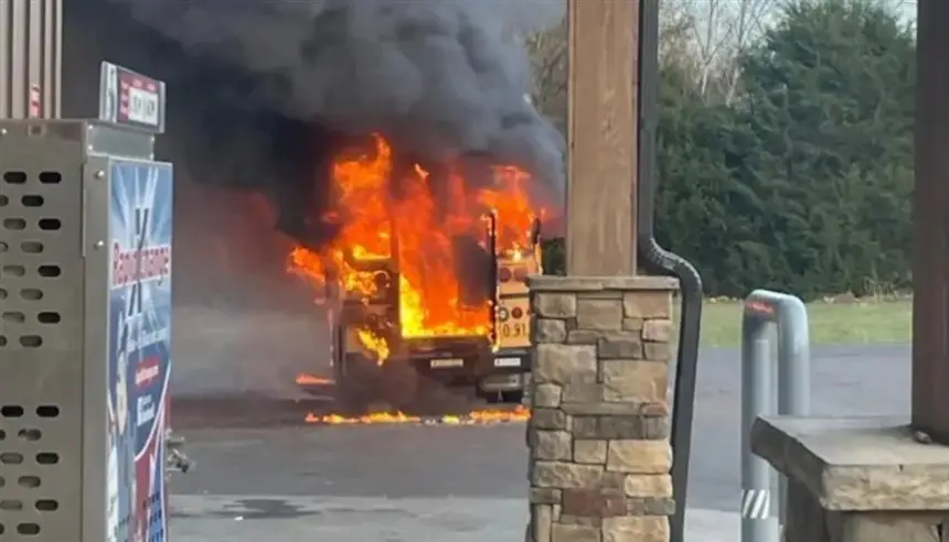 حريق مفاجئ في حافلة مدرسية ... وسائق ينقذ الأطفال قبل لحظات من الانفجار