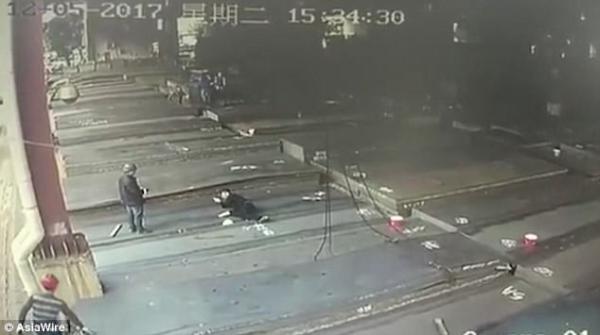 خودة تنقذ حياة عامل بعد سقوط لوح حديدي على رأسه (فيديو)