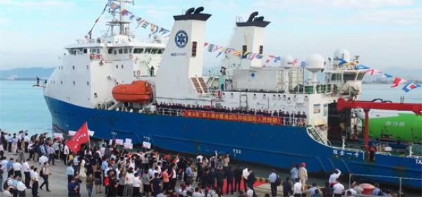 دون كمامات..استقبال حاشد لفريق صيني نجح فى اختبار الغوص إلى عمق 10 آلاف متر في قاع المحيط